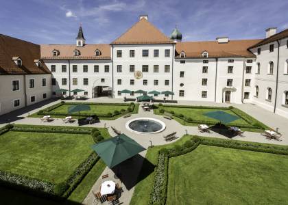 2022-09/1663076771_picture-courtyard-kloster-seeon.jpg